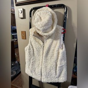 Coldwater Creek faux fur vest with matching hat., Ivory, medium new without tag